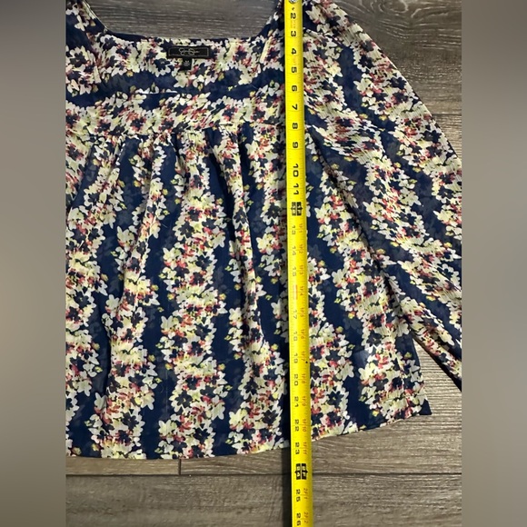 Jessica Simpson floral top/woman’s M/ square very flattering neck line/flowy - Picture 9 of 10